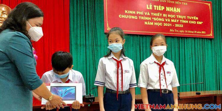 Học trò nghèo xứ dừa nhận máy tính hỗ trợ học online