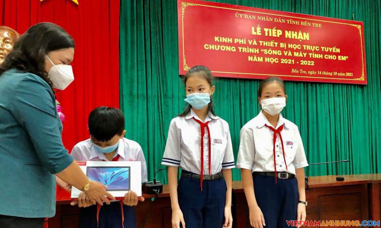 Học trò nghèo xứ dừa nhận máy tính hỗ trợ học online