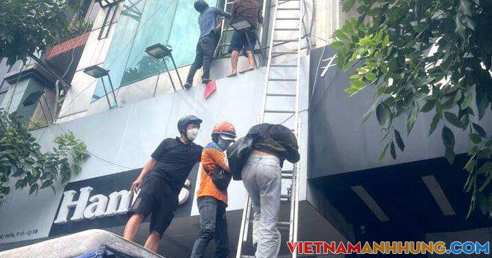 Hơn 10 người leo thang nhôm thoát khỏi toà nhà cháy