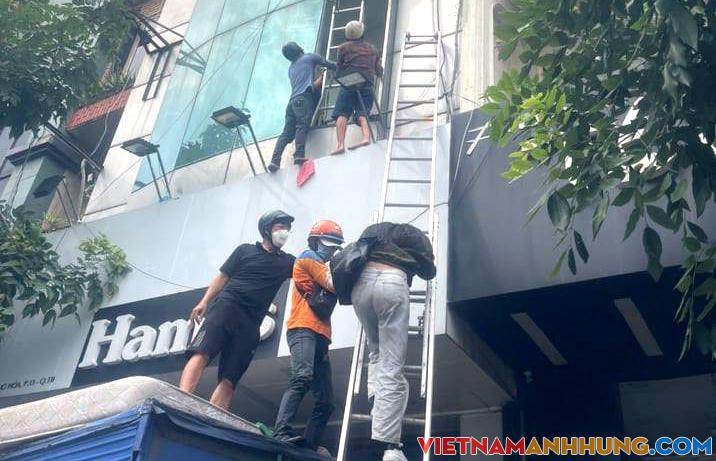 Hơn 10 người leo thang nhôm thoát khỏi toà nhà cháy