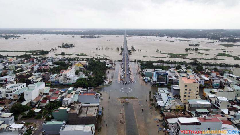 Hơn 3.000 ngôi nhà ở Tam Kỳ ngập nước