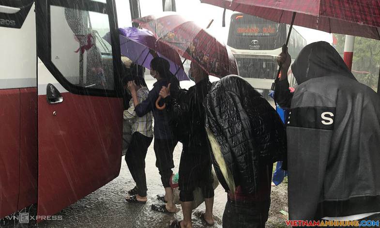 Hơn 380 người đi bộ về quê được ôtô trung chuyển