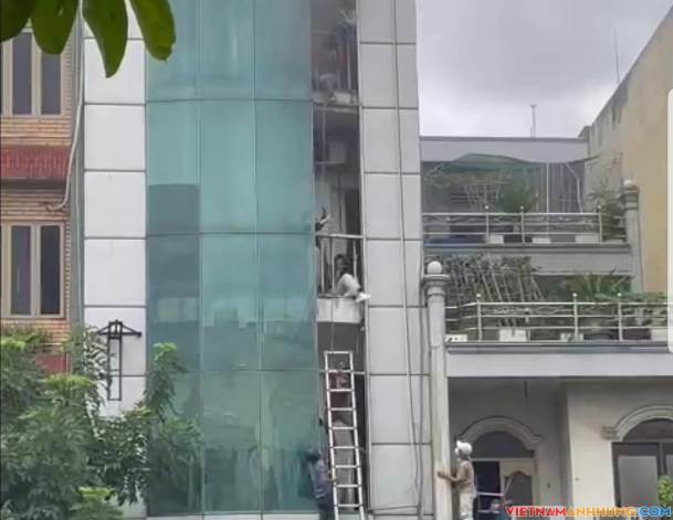 Hơn chục người trèo thang khỏi toà nhà cháy