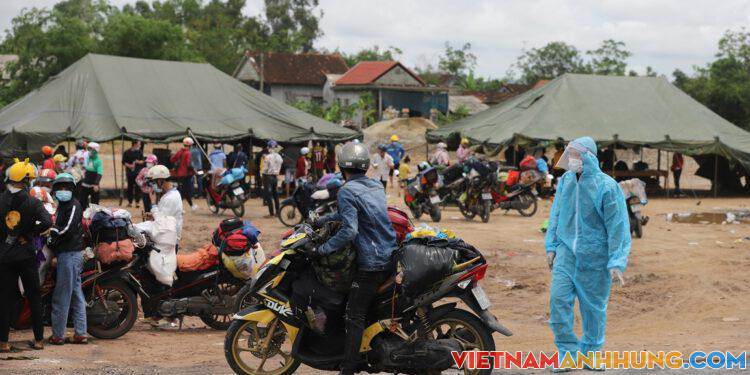 Lập trạm hỗ trợ người dân đi xe máy về quê