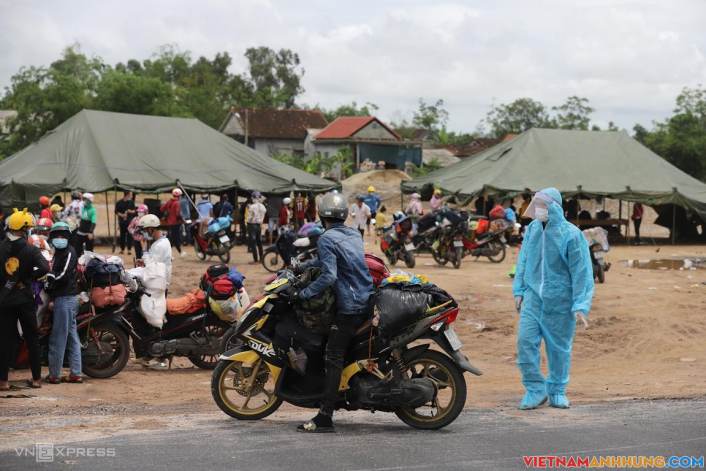 Lập trạm hỗ trợ người dân đi xe máy về quê