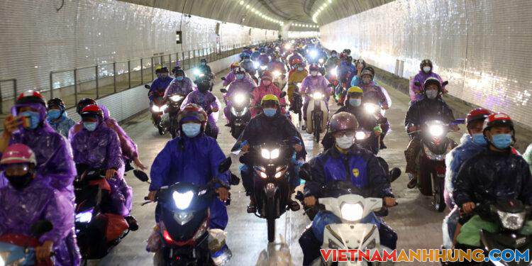 Mở hầm Hải Vân cho đoàn người về quê