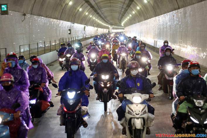 Mở hầm Hải Vân cho đoàn người về quê