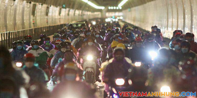 Mở thông 4 hầm ở miền Trung hỗ trợ người dân về quê