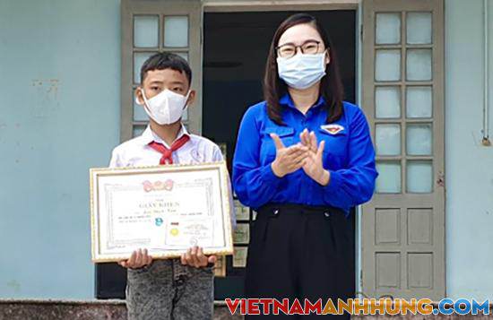 Nam sinh lớp 7 được tuyên dương vì cứu bé gái