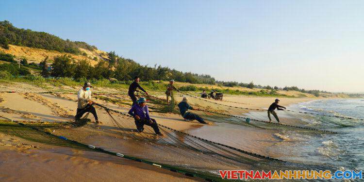 Ngư dân kéo lưới rùng đầy ắp cá