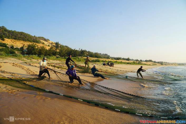 Ngư dân kéo lưới rùng đầy ắp cá