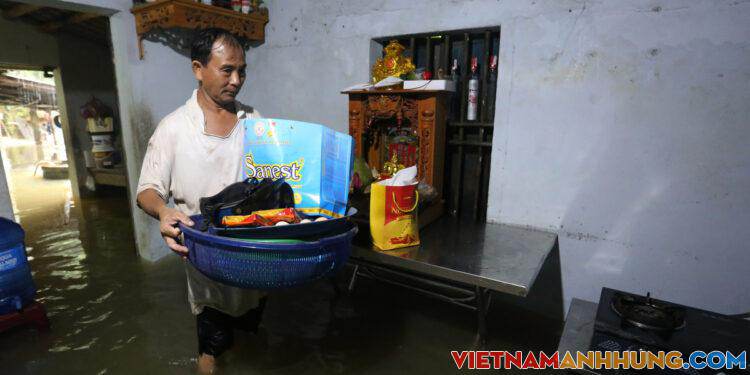 Người Quảng Nam dọn đồ tránh lũ