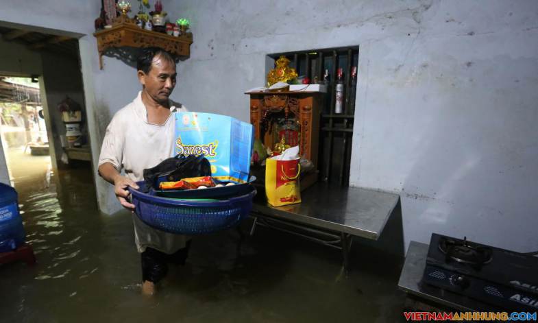 Người Quảng Nam dọn đồ tránh lũ