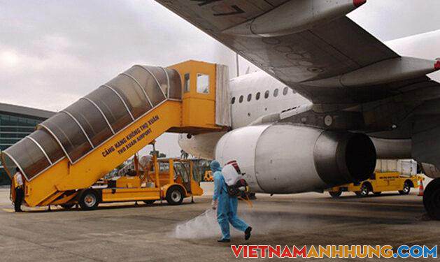 Người dân bị làm khó khi đón thân nhân ở sân bay, ga tàu