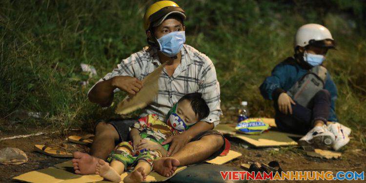 Người về quê vạ vật ở cửa ngõ TP HCM