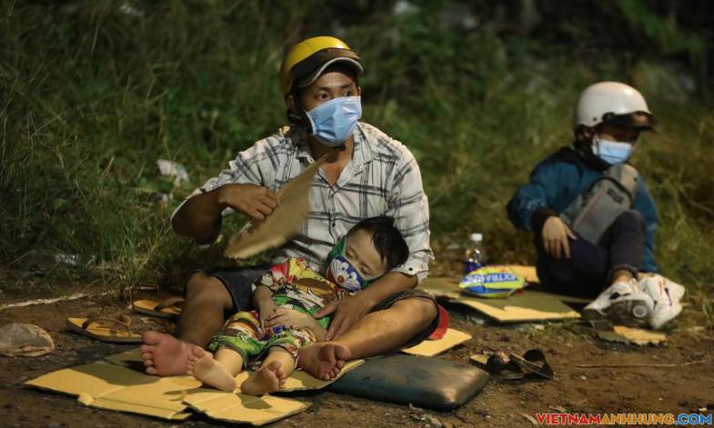 Người về quê vạ vật ở cửa ngõ TP HCM