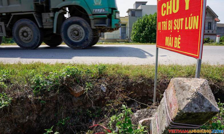 Nhiều điểm đê ở ngoại thành Hà Nội sụt lún