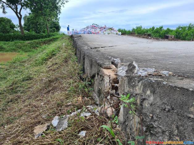 Nhiều đoạn đê ở Hà Nội bị sụt lún