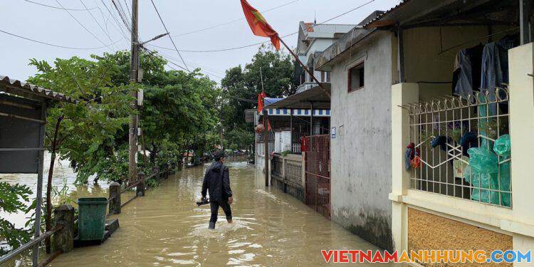 Nhiều nhà dân ngoại thành Hà Nội bị ngập