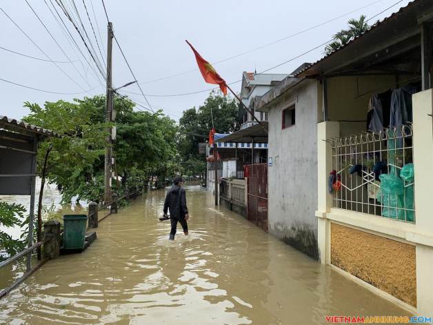 Nhiều nhà dân ngoại thành Hà Nội bị ngập