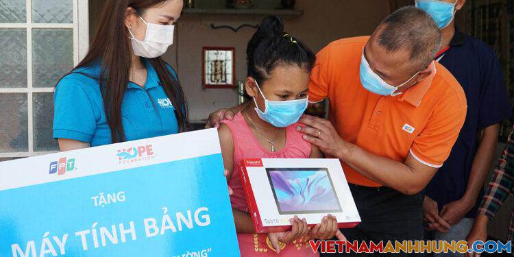 Niềm vui của học trò nghèo được tặng máy tính bảng