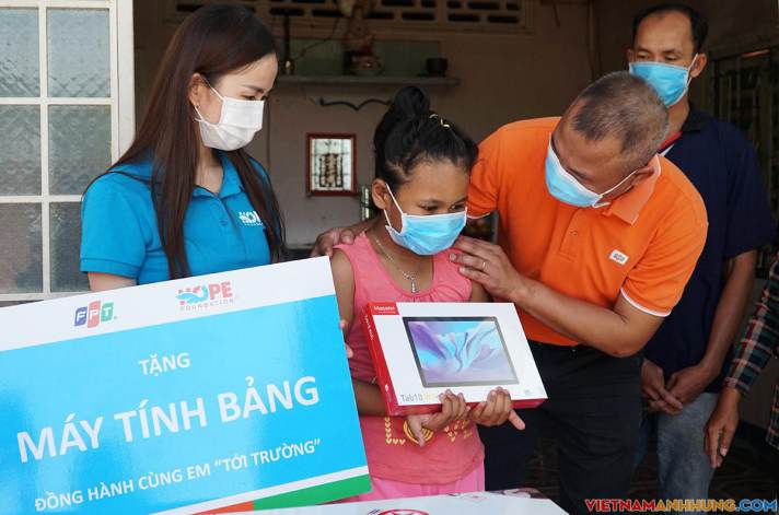 Niềm vui của học trò nghèo được tặng máy tính bảng