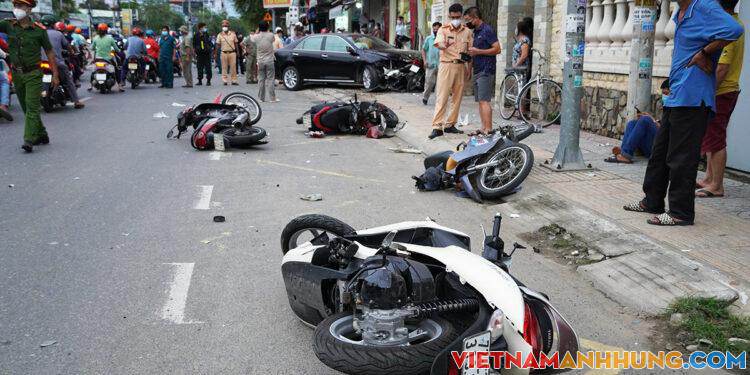 Ôtô tông 6 xe máy ở Vũng Tàu