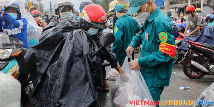 Phát cơm, nước cho người về miền Tây