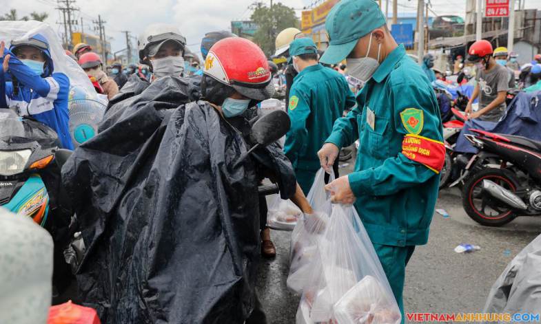 Phát cơm, nước cho người về miền Tây