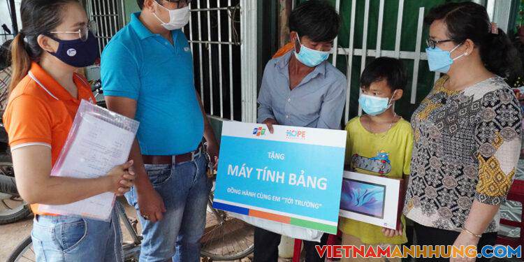 Phụ huynh xúc động nhận hỗ trợ máy tính