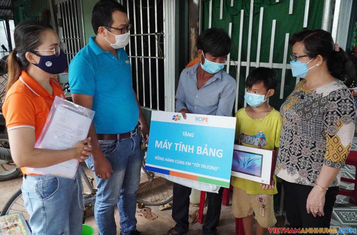 Phụ huynh xúc động nhận hỗ trợ máy tính