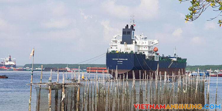 Sà lan 800 tấn chìm trên sông, một người mất tích