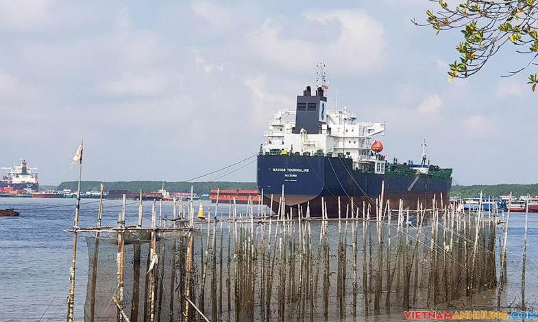 Sà lan 800 tấn chìm trên sông, một người mất tích