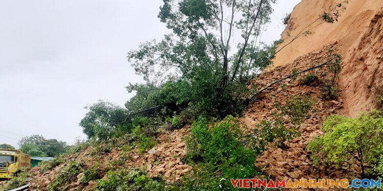 Sạt lở vách núi, hàng nghìn khối đất đá chắn ngang quốc lộ