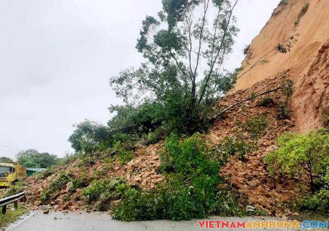 Sạt lở vách núi, hàng nghìn khối đất đá chắn ngang quốc lộ
