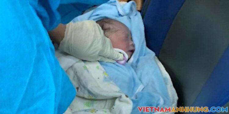 Sinh con trên tàu khi từ TP HCM về quê