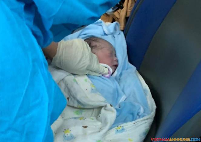 Sinh con trên tàu khi từ TP HCM về quê
