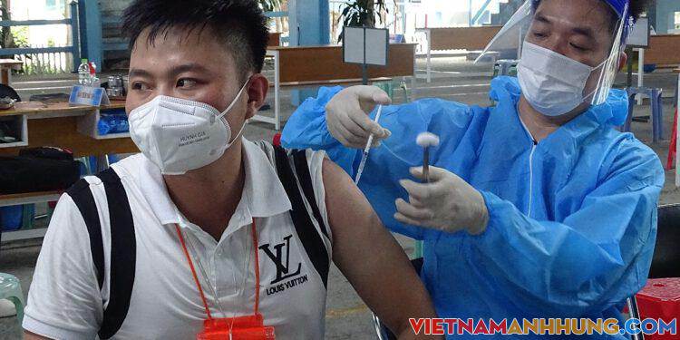 Tăng tốc phủ vaccine để người dân đủ điều kiện đi làm