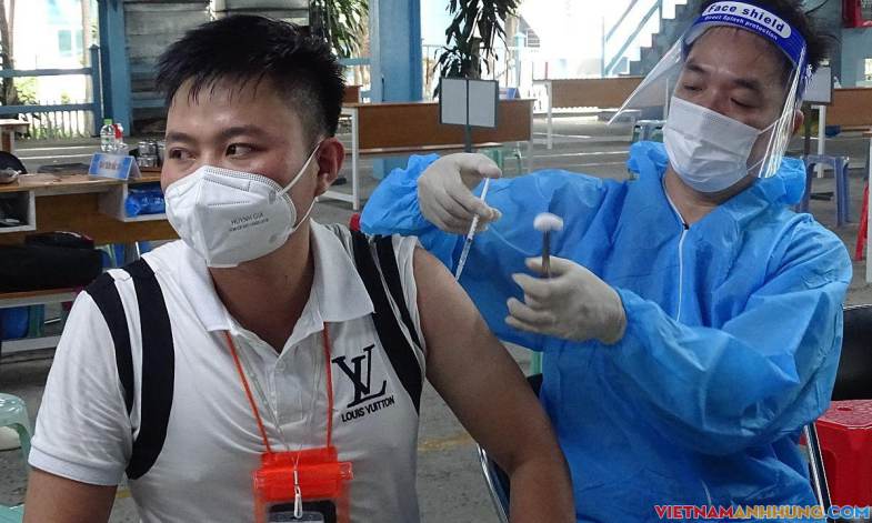 Tăng tốc phủ vaccine để người dân đủ điều kiện đi làm