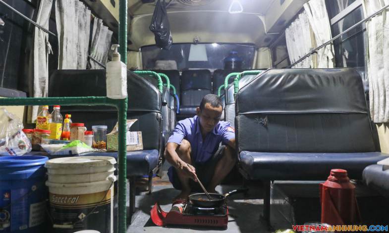 Tiếp viên sống trên xe buýt suốt 4 tháng