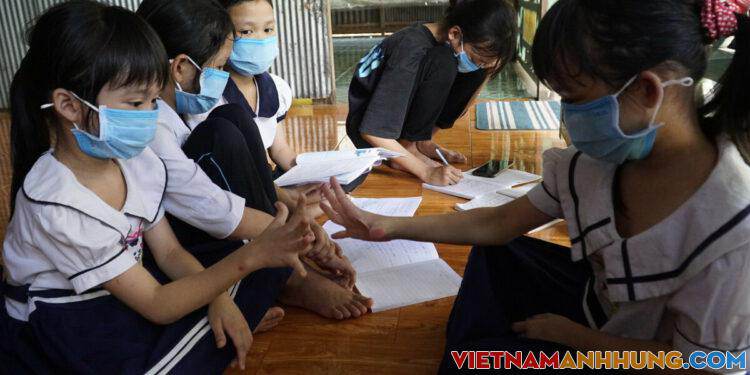 Trò nghèo chật vật học online