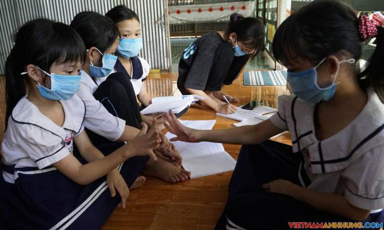 Trò nghèo chật vật học online