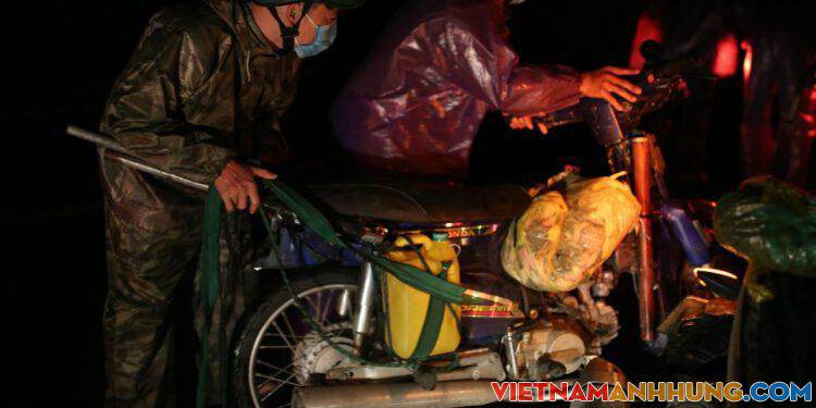 Trung chuyển người dân về quê qua hầm Hải Vân