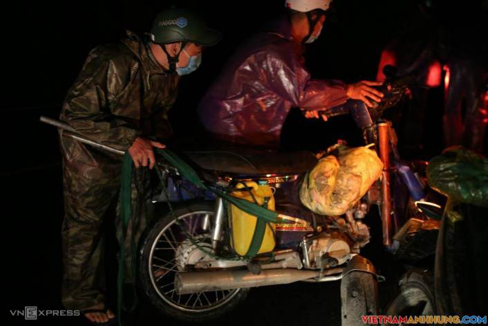 Trung chuyển người dân về quê qua hầm Hải Vân