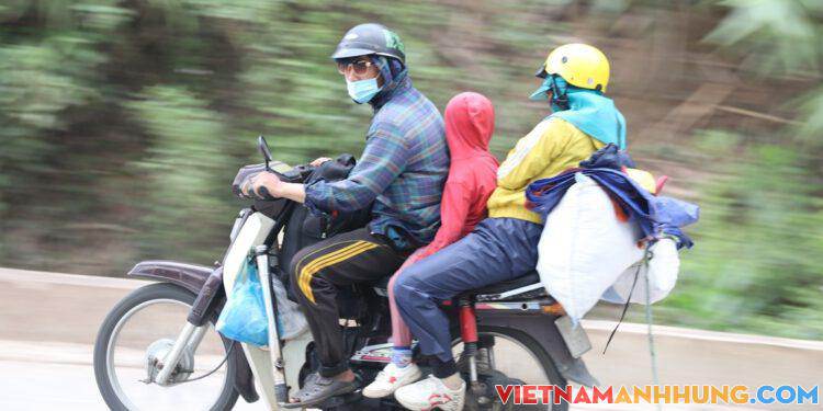 Vì sao người dân chạy xe máy cả nghìn cây số về quê?