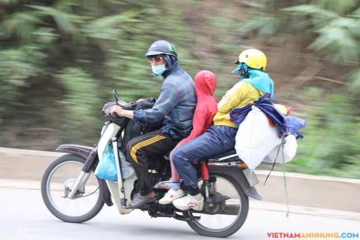 Vì sao người dân chạy xe máy cả nghìn cây số về quê?