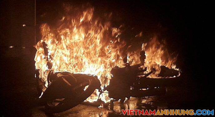 Xe máy bốc cháy giữa đường