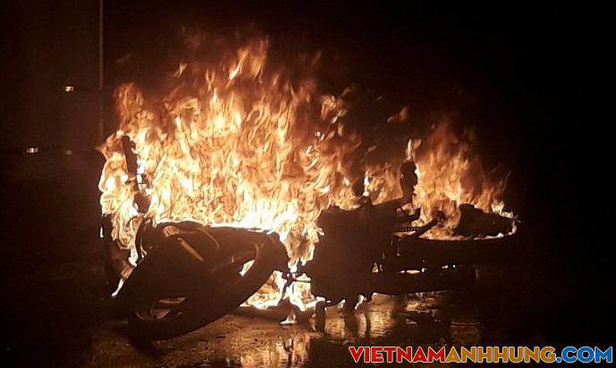 Xe máy bốc cháy giữa đường
