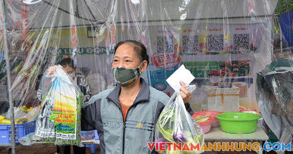 Độc đáo mô hình “mang rác thải đến, cầm thực phẩm về”