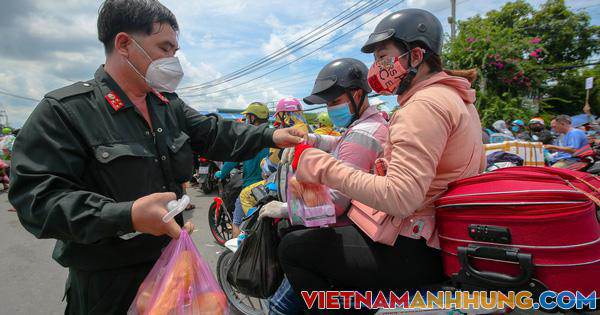 Quân đội, công an tặng thực phẩm, nước uống cho người dân trước khi rời TP HCM về quê